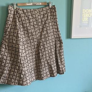 Embroidery patterned skirt